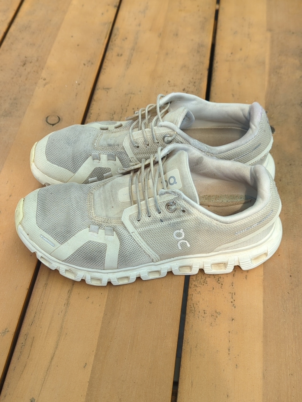 Adult Women On Running' Cloud Running Shoes in Light Gray Good Condition Size 7